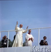 10.06.1979, Kraków, Polska.
Pierwsza pielgrzymka papieża Jana Pawła II do Polski w dniach 2-10 czerwca 1979 roku. Msza święta sprawowana przez Ojca Świętego na Błoniach Krakowskich. Jan Paweł II pozdrawia wiernych.
Fot. Edward Grochowicz, zbiory Ośrodka KARTA