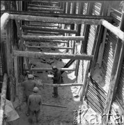 7.07.1983, Warszawa, Polska.
Budowa I linii metra w Warszawie. Robotnicy na budowie metra na odcinku wzdłuż al. Komisji Edukacji Narodowej.
Fot. Edward Grochowicz, zbiory Ośrodka KARTA
