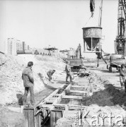 7.07.1983, Warszawa, Polska.
Budowa I linii metra w Warszawie. Robotnicy na budowie metra na odcinku wzdłuż al. Komisji Edukacji Narodowej.
Fot. Edward Grochowicz, zbiory Ośrodka KARTA
