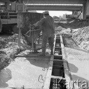 7.07.1983, Warszawa, Polska.
Budowa I linii metra w Warszawie. Robotnicy na budowie metra na odcinku wzdłuż al. Komisji Edukacji Narodowej.
Fot. Edward Grochowicz, zbiory Ośrodka KARTA