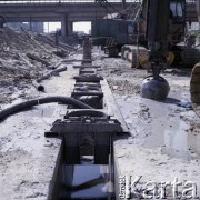 7.07.1983, Warszawa, Polska.
Budowa I linii metra w Warszawie, na odcinku wzdłuż al. Komisji Edukacji Narodowej.
Fot. Edward Grochowicz, zbiory Ośrodka KARTA