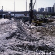 7.07.1983, Warszawa, Polska.
Budowa I linii metra w Warszawie. Robotnicy na budowie metra na odcinku wzdłuż al. Komisji Edukacji Narodowej.
Fot. Edward Grochowicz, zbiory Ośrodka KARTA