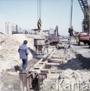 7.07.1983, Warszawa, Polska.
Budowa I linii metra w Warszawie. Robotnicy na budowie metra na odcinku wzdłuż al. Komisji Edukacji Narodowej.
Fot. Edward Grochowicz, zbiory Ośrodka KARTA