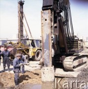 7.07.1983, Warszawa, Polska.
Budowa I linii metra w Warszawie. Robotnicy na budowie metra na odcinku wzdłuż al. Komisji Edukacji Narodowej.
Fot. Edward Grochowicz, zbiory Ośrodka KARTA