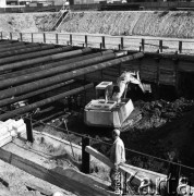 17.09.1983, Warszawa, Polska.
Budowa tunelu I linii metra w Warszawie, na odcinku wzdłuż al. Komisji Edukacji Narodowej.
Fot. Edward Grochowicz, zbiory Ośrodka KARTA