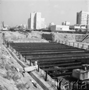 17.09.1983, Warszawa, Polska.
Budowa tunelu I linii metra w Warszawie, na odcinku wzdłuż al. Komisji Edukacji Narodowej.
Fot. Edward Grochowicz, zbiory Ośrodka KARTA