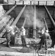 17.09.1983, Warszawa, Polska.
Spawacze budują tunel I linii metra w Warszawie, na odcinku wzdłuż al. Komisji Edukacji Narodowej.
Fot. Edward Grochowicz, zbiory Ośrodka KARTA