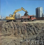 17.09.1983, Warszawa, Polska.
Budowa I linii metra w Warszawie, na odcinku wzdłuż al. Komisji Edukacji Narodowej.
Fot. Edward Grochowicz, zbiory Ośrodka KARTA