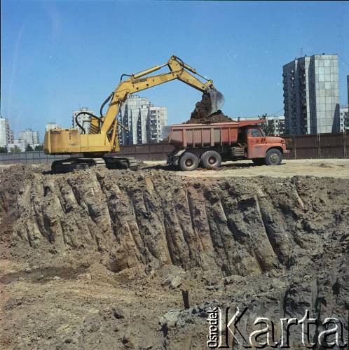 17.09.1983, Warszawa, Polska.
Budowa I linii metra w Warszawie, na odcinku wzdłuż al. Komisji Edukacji Narodowej.
Fot. Edward Grochowicz, zbiory Ośrodka KARTA