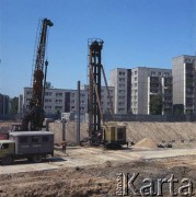 17.09.1983, Warszawa, Polska.
Wbijanie stalowych pali podczas budowy I linii metra w Warszawie, na odcinku wzdłuż al. Komisji Edukacji Narodowej.
Fot. Edward Grochowicz, zbiory Ośrodka KARTA