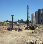 17.09.1983, Warszawa, Polska.
Wbijanie stalowych pali podczas budowy I linii metra w Warszawie, na odcinku wzdłuż al. Komisji Edukacji Narodowej.
Fot. Edward Grochowicz, zbiory Ośrodka KARTA