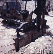 17.09.1983, Warszawa, Polska.
Wbijanie stalowych pali podczas budowy I linii metra w Warszawie, na odcinku wzdłuż al. Komisji Edukacji Narodowej.
Fot. Edward Grochowicz, zbiory Ośrodka KARTA