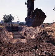 17.09.1983, Warszawa, Polska.
Budowa I linii metra w Warszawie, na odcinku wzdłuż al. Komisji Edukacji Narodowej.
Fot. Edward Grochowicz, zbiory Ośrodka KARTA