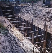 17.09.1983, Warszawa, Polska.
Budowa I linii metra w Warszawie, na odcinku wzdłuż al. Komisji Edukacji Narodowej.
Fot. Edward Grochowicz, zbiory Ośrodka KARTA