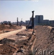 17.09.1983, Warszawa, Polska.
Wbijanie stalowych pali podczas budowy I linii metra w Warszawie, na odcinku wzdłuż al. Komisji Edukacji Narodowej.
Fot. Edward Grochowicz, zbiory Ośrodka KARTA