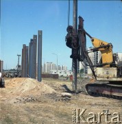17.09.1983, Warszawa, Polska.
Wbijanie stalowych pali podczas budowy I linii metra w Warszawie, na odcinku wzdłuż al. Komisji Edukacji Narodowej.
Fot. Edward Grochowicz, zbiory Ośrodka KARTA