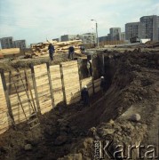 6.10.1983, Warszawa, Polska.
Budowa I linii metra na odcinku wzdłuż al. Komisji Edukacji Narodowej. Robotnicy układają drewniany szalunek po wbiciu stalowych pali.
Fot. Edward Grochowicz, zbiory Ośrodka KARTA