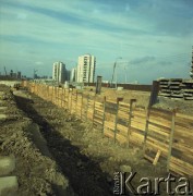 6.10.1983, Warszawa, Polska.
Budowa I linii metra na odcinku wzdłuż al. Komisji Edukacji Narodowej, w rejonie stacji metro Stokłosy.
Fot. Edward Grochowicz, zbiory Ośrodka KARTA