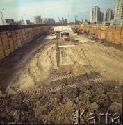 6.10.1983, Warszawa, Polska.
Budowa I linii metra na odcinku wzdłuż al. Komisji Edukacji Narodowej, w rejonie stacji metro Stokłosy.
Fot. Edward Grochowicz, zbiory Ośrodka KARTA