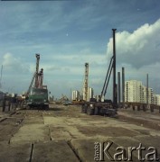 6.10.1983, Warszawa, Polska.
Budowa I linii metra na odcinku wzdłuż al. Komisji Edukacji Narodowej, w rejonie stacji metro Stokłosy.
Fot. Edward Grochowicz, zbiory Ośrodka KARTA