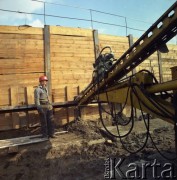 6.10.1983, Warszawa, Polska.
Robotnik na budowie I linii metra w Warszawie, na odcinku wzdłuż al. Komisji Edukacji Narodowej, w rejonie stacji metro Stokłosy.
Fot. Edward Grochowicz, zbiory Ośrodka KARTA