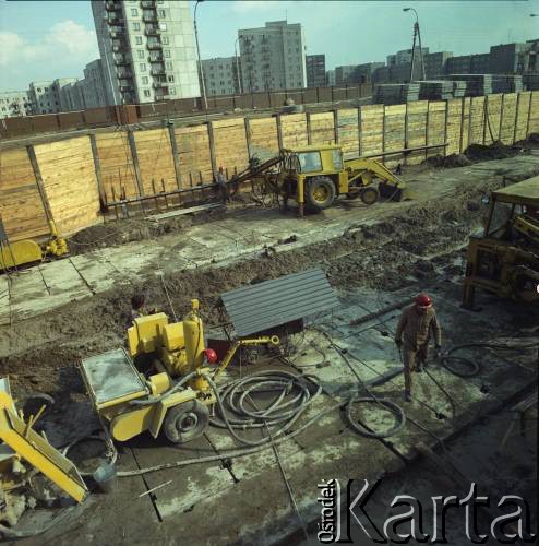 6.10.1983, Warszawa, Polska.
Budowa I linii metra na odcinku wzdłuż al. Komisji Edukacji Narodowej, w rejonie stacji metro Stokłosy.
Fot. Edward Grochowicz, zbiory Ośrodka KARTA