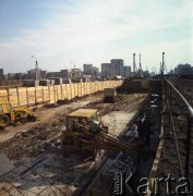 6.10.1983, Warszawa, Polska.
Budowa I linii metra na odcinku wzdłuż al. Komisji Edukacji Narodowej, w rejonie stacji metro Stokłosy.
Fot. Edward Grochowicz, zbiory Ośrodka KARTA