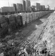 6.10.1983, Warszawa, Polska.
Budowa I linii metra na odcinku wzdłuż al. Komisji Edukacji Narodowej. Robotnicy układają drewniany szalunek po wbiciu stalowych pali.
Fot. Edward Grochowicz, zbiory Ośrodka KARTA