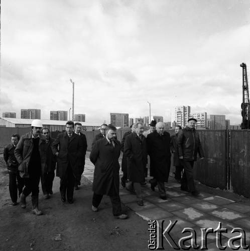 11.11.1983, Warszawa, Polska.
Przedstawiciele władz na terenie budowy I linii metra w Warszawie. 4. od lewej - Jerzy Majewski (pełnomocnik rządu ds. budowy metra).
Fot. Edward Grochowicz, zbiory Ośrodka KARTA