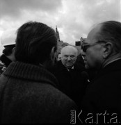 11.11.1983, Warszawa, Polska.
Przedstawiciele władz na terenie budowy I linii metra w Warszawie. 1. z prawej Jerzy Brzostek (generalny dyrektor Generalnej Dyrekcji Budowy Metra).
Fot. Edward Grochowicz, zbiory Ośrodka KARTA
