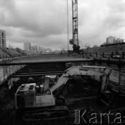 11.11.1983, Warszawa, Polska.
Budowa I linii metra tzw. metodą berlińską na Ursynowie. 
Fot. Edward Grochowicz, zbiory Ośrodka KARTA