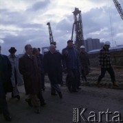 11.11.1983, Warszawa, Polska.
Przedstawiciele władz na terenie budowy I linii metra w Warszawie.
Fot. Edward Grochowicz, zbiory Ośrodka KARTA