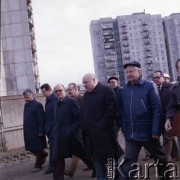 11.11.1983, Warszawa, Polska.
Przedstawiciele władz na terenie budowy I linii metra w Warszawie. W 1 rzędzie 3. z prawej idzie Jerzy Brzostek (generalny dyrektor Generalnej Dyrekcji Budowy Metra), dalej Jerzy Majewski (pełnomocnik rządu ds. budowy metra). W 3 rzędzie 1. z lewej Józef Alfred Zajączkowski (zastępca dyrektora Generalnej Dyrekcji Budowy Metra).
Fot. Edward Grochowicz, zbiory Ośrodka KARTA