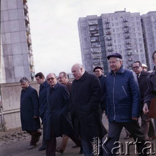 11.11.1983, Warszawa, Polska.
Przedstawiciele władz na terenie budowy I linii metra w Warszawie. W 1 rzędzie 3. z prawej idzie Jerzy Brzostek (generalny dyrektor Generalnej Dyrekcji Budowy Metra), dalej Jerzy Majewski (pełnomocnik rządu ds. budowy metra). W 3 rzędzie 1. z lewej Józef Alfred Zajączkowski (zastępca dyrektora Generalnej Dyrekcji Budowy Metra).
Fot. Edward Grochowicz, zbiory Ośrodka KARTA