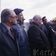 11.11.1983, Warszawa, Polska.
Przedstawiciele władz na terenie budowy I linii metra w Warszawie. 1. od lewej Jerzy Brzostek (generalny dyrektor Generalnej Dyrekcji Budowy Metra).
Fot. Edward Grochowicz, zbiory Ośrodka KARTA
