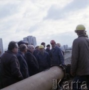 11.11.1983, Warszawa, Polska.
Przedstawiciele władz na terenie budowy I linii metra w Warszawie. 2 z lewej Jerzy Brzostek (generalny dyrektor Generalnej Dyrekcji Budowy Metra).
Fot. Edward Grochowicz, zbiory Ośrodka KARTA