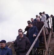 11.11.1983, Warszawa, Polska.
Przedstawiciele władz schodzą do tunelu na terenie budowy I linii metra w Warszawie. 2. z prawej idzie Jerzy Majewski (pełnomocnik rządu ds. budowy metra), za nim Marian Rataj (przewodniczący Stołecznej Komitetu Budowy Metra na Ursynowie).
Fot. Edward Grochowicz, zbiory Ośrodka KARTA