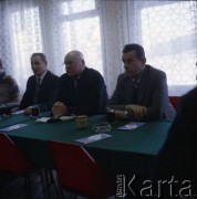17.12.1983, Warszawa, Polska.
Przedstawiciele władz na spotkaniu dotyczącym budowy I linii metra. 1. z prawej siedzi Jerzy Majewski (pełnomocnik rządu ds. budowy metra).
Fot. Edward Grochowicz, zbiory Ośrodka KARTA