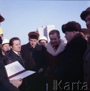 17.12.1983, Warszawa, Polska.
Spotkanie przedstawicieli władz na terenie budowy I linii metra. 2 z lewej stoi Jerzy Majewski (pełnomocnik rządu ds. budowy metra).
Fot. Edward Grochowicz, zbiory Ośrodka KARTA