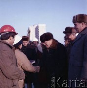 17.12.1983, Warszawa, Polska.
Spotkanie przedstawicieli władz na terenie budowy I linii metra. Uścisk dłoni i przekazanie dokumentu.
Fot. Edward Grochowicz, zbiory Ośrodka KARTA