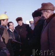 17.12.1983, Warszawa, Polska.
Spotkanie przedstawicieli władz na terenie budowy I linii metra. 3 z lewej stoi Jerzy Majewski (pełnomocnik rządu ds. budowy metra).
Fot. Edward Grochowicz, zbiory Ośrodka KARTA