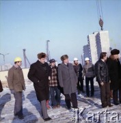 17.12.1983, Warszawa, Polska.
Spotkanie przedstawicieli władz na terenie budowy I linii metra. 2. z lewej idzie Jerzy Majewski (pełnomocnik rządu ds. budowy metra).
Fot. Edward Grochowicz, zbiory Ośrodka KARTA