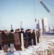 17.12.1983, Warszawa, Polska.
Spotkanie przedstawicieli władz przy wykopie tunelu na terenie budowy I linii metra.
Fot. Edward Grochowicz, zbiory Ośrodka KARTA