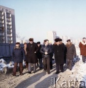 17.12.1983, Warszawa, Polska.
Spotkanie przedstawicieli władz na terenie budowy I linii metra. 2. z lewej idzie Jerzy Majewski (pełnomocnik rządu ds. budowy metra).
Fot. Edward Grochowicz, zbiory Ośrodka KARTA