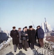 17.12.1983, Warszawa, Polska.
Spotkanie przedstawicieli władz na terenie budowy I linii metra. 1. z lewej idzie Jerzy Majewski (pełnomocnik rządu ds. budowy metra).
Fot. Edward Grochowicz, zbiory Ośrodka KARTA