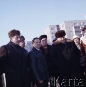 17.12.1983, Warszawa, Polska.
Spotkanie przedstawicieli władz na terenie budowy I linii metra. 1. z lewej stoi Jerzy Majewski (pełnomocnik rządu ds. budowy metra), 3. z lewej Józef Alfred Zajączkowski (zastępca dyrektora Generalnej Dyrekcji Budowy Metra).
Fot. Edward Grochowicz, zbiory Ośrodka KARTA