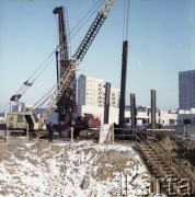 17.12.1983, Warszawa, Polska.
Budowa I linii metra na Ursynowie. Wbijanie pali.
Fot. Edward Grochowicz, zbiory Ośrodka KARTA
