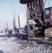 17.12.1983, Warszawa, Polska.
Wbijanie pali na terenie budowy I linii metra na Ursynowie.
Fot. Edward Grochowicz, zbiory Ośrodka KARTA