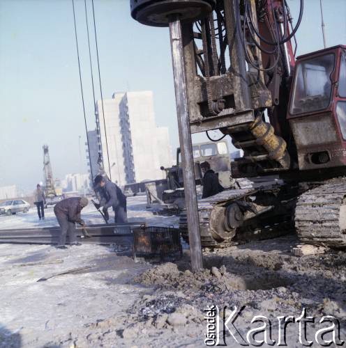 17.12.1983, Warszawa, Polska.
Wbijanie pali na terenie budowy I linii metra na Ursynowie.
Fot. Edward Grochowicz, zbiory Ośrodka KARTA