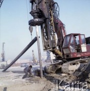 17.12.1983, Warszawa, Polska.
Wbijanie pali na terenie budowy I linii metra na Ursynowie.
Fot. Edward Grochowicz, zbiory Ośrodka KARTA